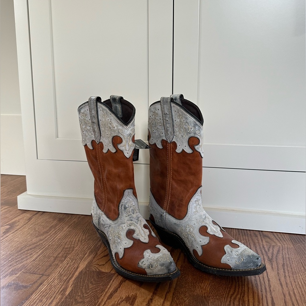Distressed women’s cowboy boots